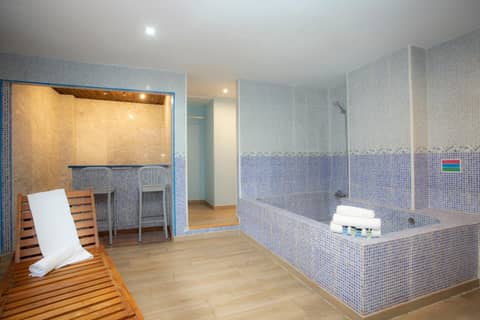Casual Civilizaciones Valencia by Casual Hoteles — bathroom