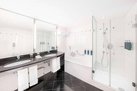 Hilton Berlin — bathroom