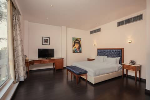 Riverside Hotel — bedroom