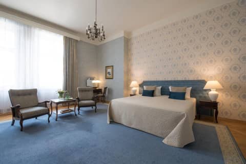 Grand Hotel — hotel room