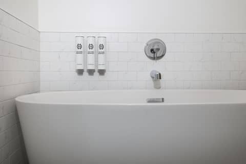 Colton House Hotel — bathroom