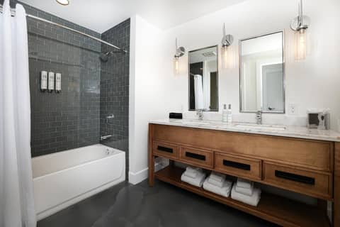 Colton House Hotel — bathroom