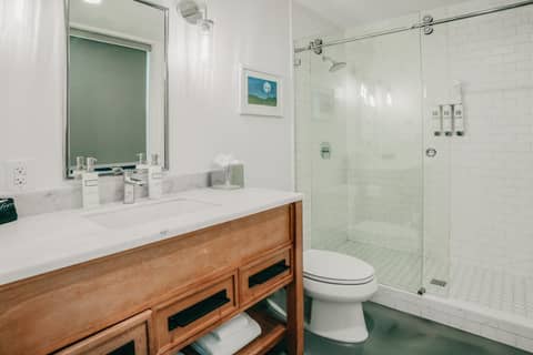 Colton House Hotel — bathroom