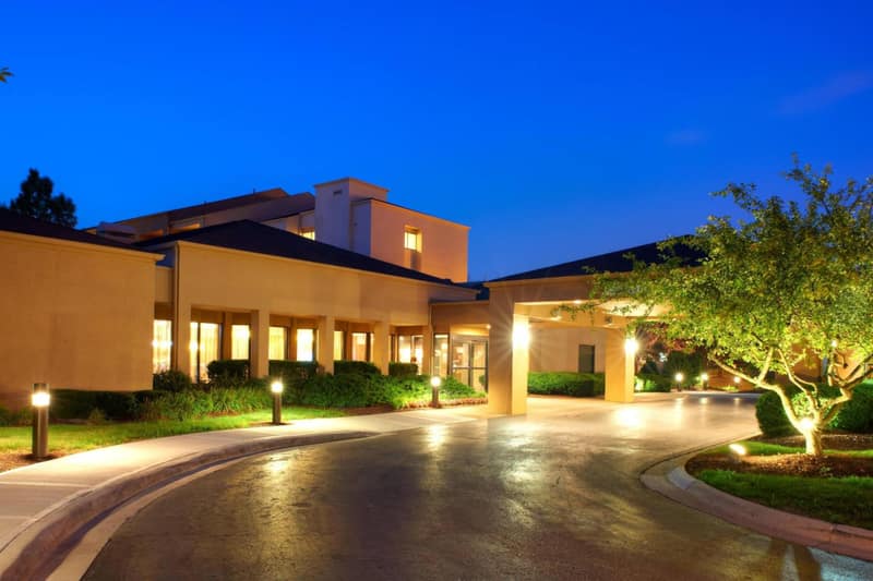 Courtyard Columbus Worthington — building