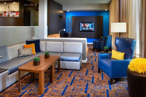 Courtyard Columbus Worthington — lounge