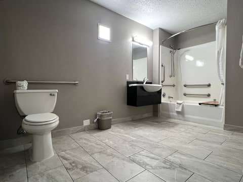 Motel 6-Middleburg Heights, OH - Cleveland — bathroom