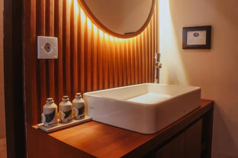 Ubud Aura Wellness Sanctuary — bathroom