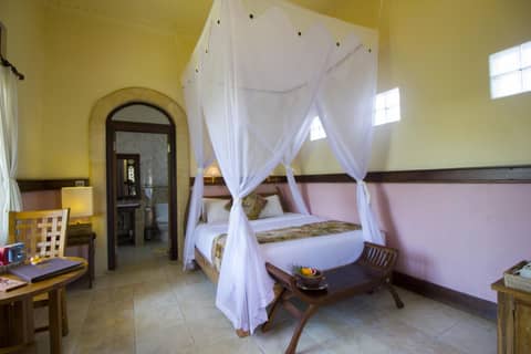 Ubud Aura Wellness Sanctuary — hotel room
