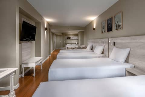 Up América Plaza — hotel room