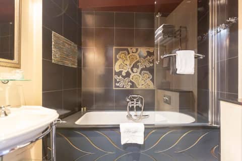 Hotel Du Beaumont — bathroom