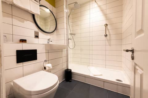 Byron Hotel — bathroom