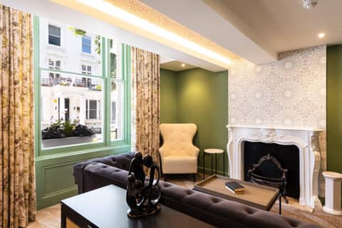 Byron Hotel — living room