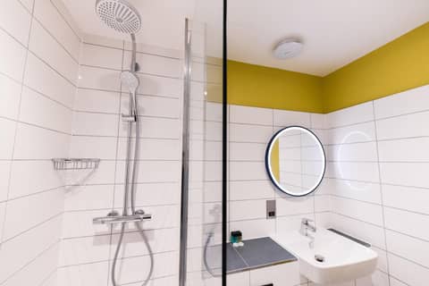 Byron Hotel — bathroom