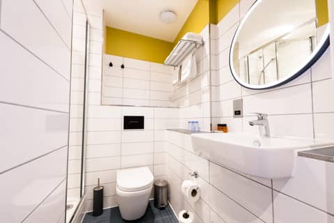 Byron Hotel — bathroom