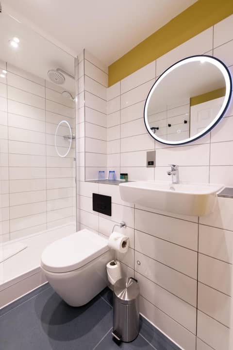 Byron Hotel — bathroom