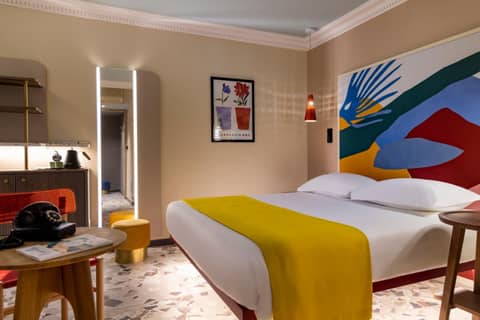 Hôtel De La Paix — hotel room