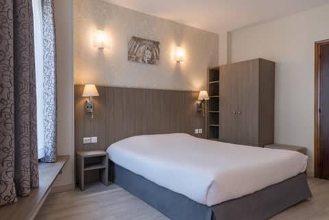 L'Ouest Hotel — hotel room