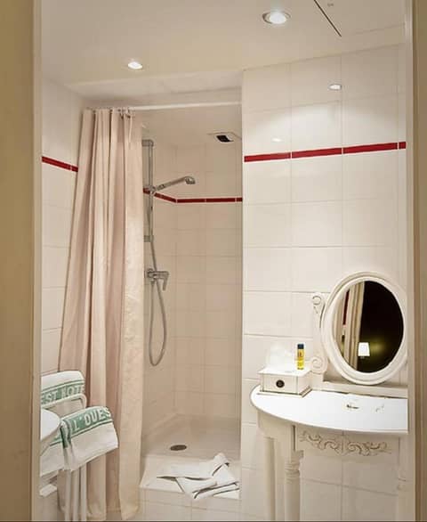L'Ouest Hotel — bathroom