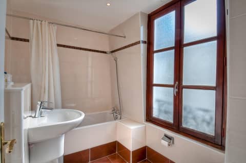 L'Ouest Hotel — bathroom