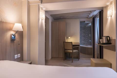 L'Ouest Hotel — hotel room