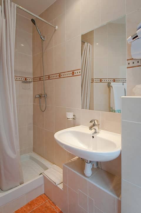 L'Ouest Hotel — bathroom