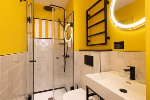 Hôtel Brady — bathroom