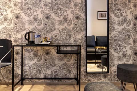 Hôtel Brady — hotel room