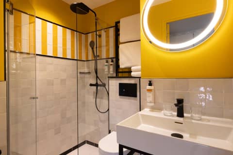 Hôtel Brady — bathroom