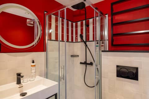 Hôtel Brady — bathroom