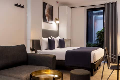 Hôtel Brady — hotel room