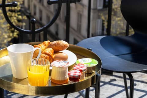 Hôtel Brady — balance & terrace