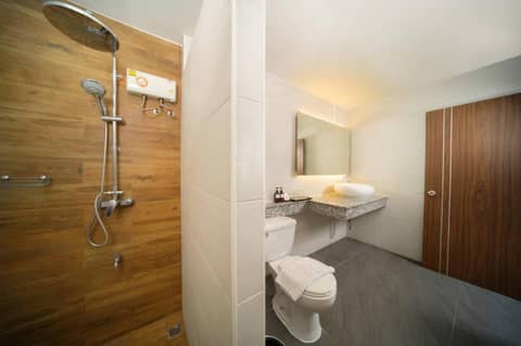 The Wing Lanna Hotel — bathroom