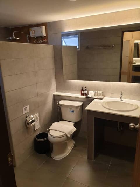 The Wing Lanna Hotel — bathroom