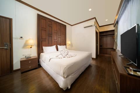 The Wing Lanna Hotel — bedroom