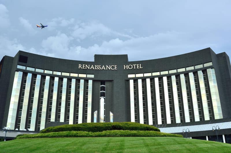 Renaissance St. Louis Airport Hotel — building