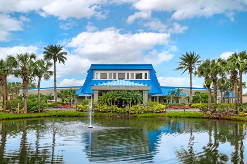Hilton Vacation Club Aqua Sol Orlando West — building