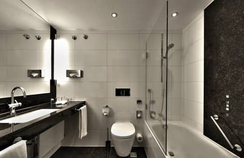 Maritim Hotel Köln — bathroom