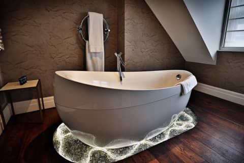 Karma Sanctum Soho Hotel — jacuzzi