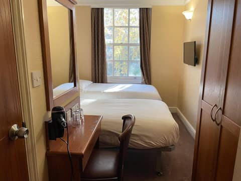 Orchard Hotel — hotel room