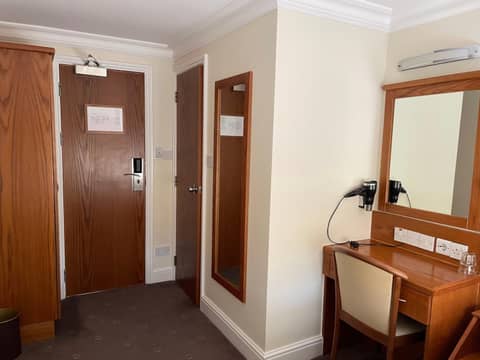 Orchard Hotel — hotel room