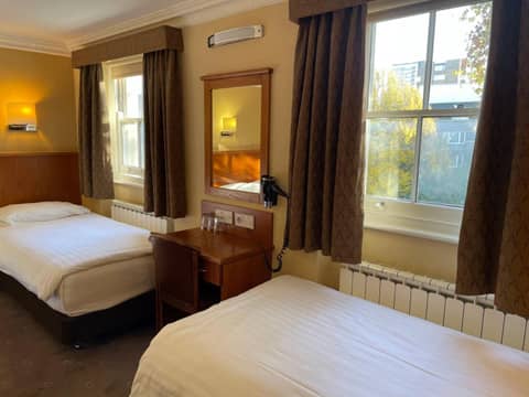 Orchard Hotel — hotel room
