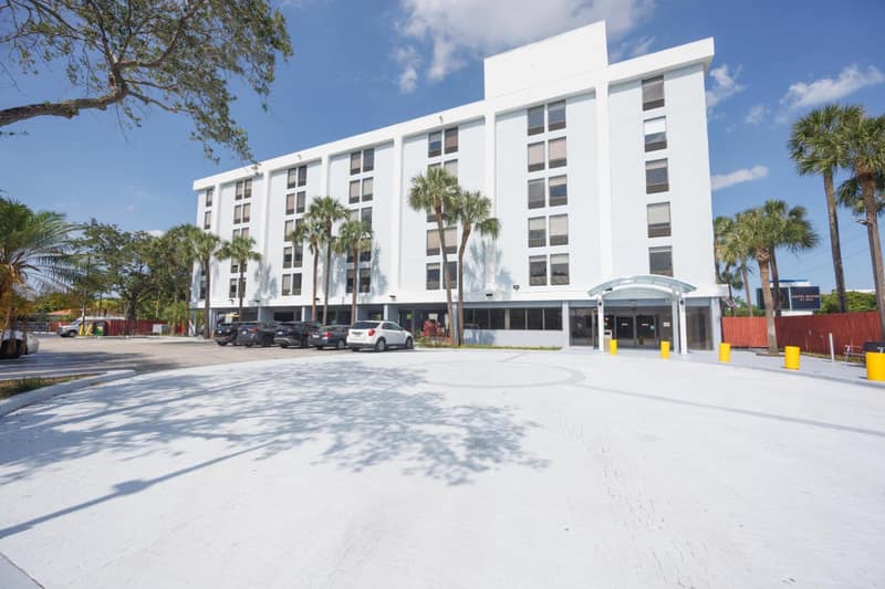 B&B Hotel Miami Airport — building