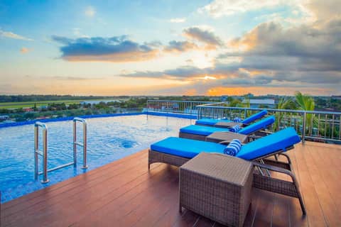 Platinum Adisucipto Hotel & Conference Center — recepcion & lobby