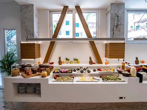 Elmi Beach Hotel & Suites — dining