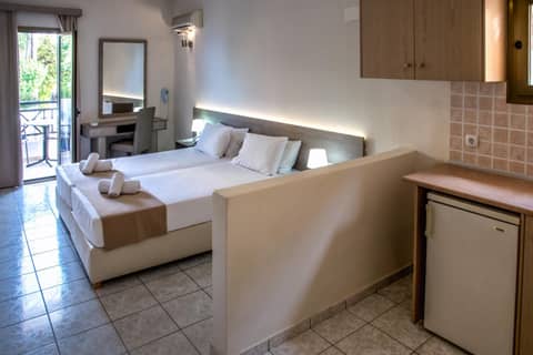 Elmi Beach Hotel & Suites — photo 8