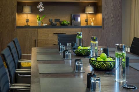 Hilton London Canary Wharf — meeting room