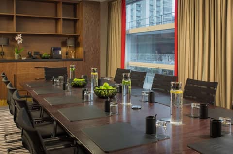 Hilton London Canary Wharf — meeting room