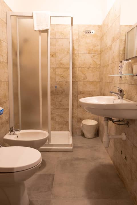 Golden Milano Hotel — bathroom