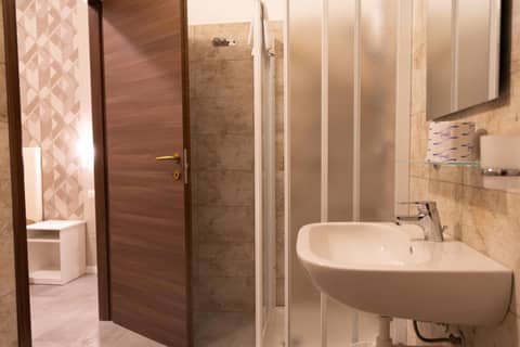 Golden Milano Hotel — bathroom