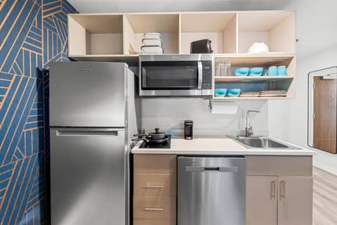 MainStay Suites Columbus North - Worthington — kitchen